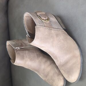 Clarks‎ Size 5.5 booties